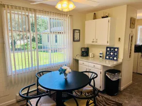 Serene Bay Escape: Fenced Dog Friendly Home - Image 2