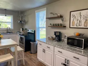 Fort Smith Cottage Getaway 2 Bedroom Home -Airport - Image 2