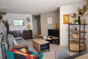 Air-conditioned apartment with terrace, view, and parking - Image 4