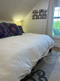 Lil’ Green Guesthouse: King Bed+Quiet+Finley Farms - Image 3