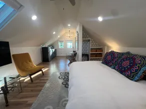 Lil’ Green Guesthouse: King Bed+Quiet+Finley Farms - Image 4