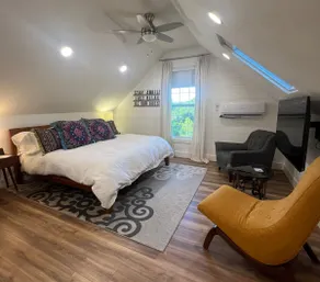 Lil’ Green Guesthouse: King Bed+Quiet+Finley Farms - Image 2
