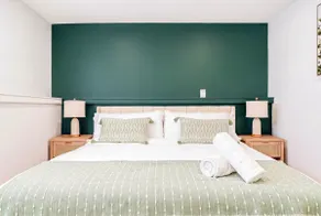 Modern 2BR Suite Near DT: Fast wifi + Free parking - Image 4