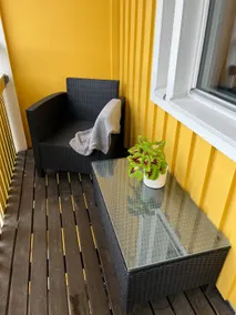 Spacious townhouse with patio and free parking - Image 3