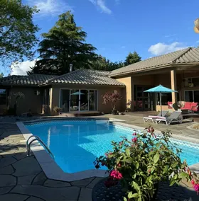 Tranquil Poolside Studio - Image 5