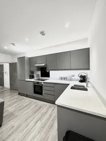 Luxury 2 Bedroom City Centre Retreat, Free Parking - Image 3