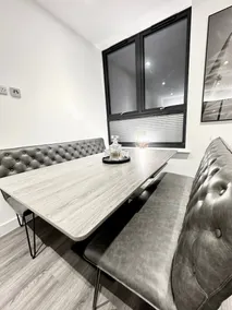 Luxury 2 Bedroom City Centre Retreat, Free Parking - Image 4