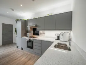 Luxury 2 Bedroom City Centre Retreat, Free Parking - Image 4