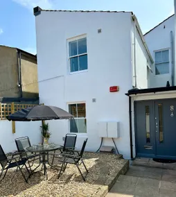 Amo Mews House - Central, Private Patio & Free Parking - Image 3