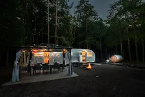 Vintage Trailer and Barrel Sauna Private Villa Limited to One Group Per Day - Image 2