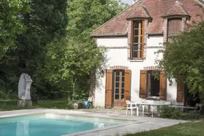 Charming property with heated pool - Image 2