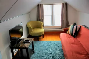 Charming upstairs apartment - Image 3