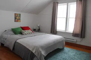 Charming upstairs apartment - Image 2