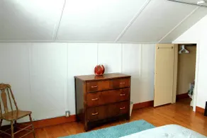 Charming upstairs apartment - Image 4