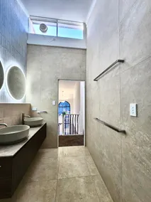 Spacious 2-Storey CBD House | Free Parking - Image 4