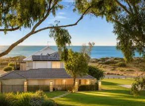 Relaxed Coastal Retreat Walk to Beach - Image 3