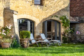 17th-century residence · View of 5 castles · Heated pool - Image 4