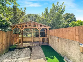 Rustic Rhondda Retreat w Private Hot Tub & Sauna - Image 5
