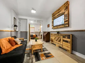 Rustic Rhondda Retreat w Private Hot Tub & Sauna - Image 3