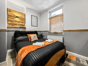 Rustic Rhondda Retreat w Private Hot Tub & Sauna - Image 4