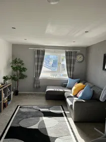 Spacious one bedroom flat, entire property. - Image 2