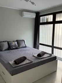 Cozy studio near the park with huge verandah Free parking - Image 2