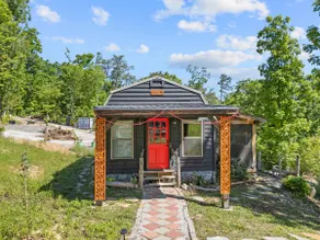 Moody & Modern: Cabin w. Sunlit Patios Above Nooga - Image 2