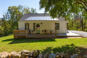 The Little Farmhouse Hot Tub & Wine Country - Image 2