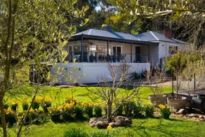 Hepburn Springs Retreat- stylish & light-filled - Image 2