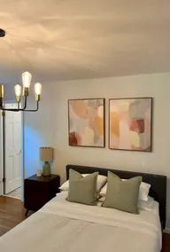 Quiet Cul-de-Sac Escape in Heart of Charlotte - Image 2
