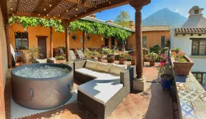 Big Stylish House W/jacuzzi & Lounge Pool - Image 3