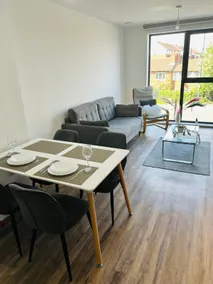 Modern 2BR Sleeps 4 Easy Access to City Centre - Image 2