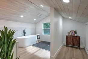 Midtown Masterpiece w/Hot Tub, 2 Kings, Spa Bath - Image 4