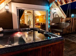 The Loft Inn Cornwall | 4BR/3BA+Rooftop Hot Tub - Image 2