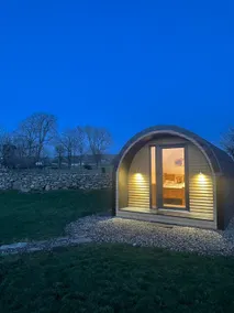 Luxury Cabin Overlooking Historic Castle - Image 5