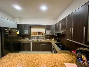 Beautiful entire house with private garage - Image 4