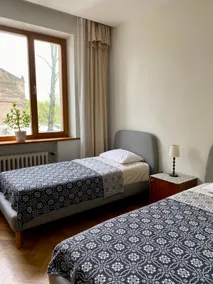Spacious Old Town Apt • 3 Rooms • Sleeps 6-7 - Image 4