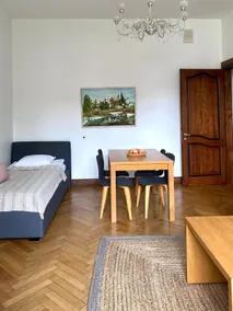 Spacious Old Town Apt • 3 Rooms • Sleeps 6-7 - Image 5