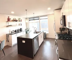 Prime Location. Lake View. Seattle Skyline View. - Image 3