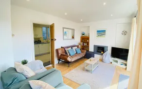 Large House in Looe, Near Beach and Bars with Great Views, Free Parking and Free Access to a Nearby Indoor Swimming Pool - Image 2