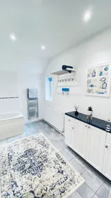 Large House in Looe, Near Beach and Bars with Great Views, Free Parking and Free Access to a Nearby Indoor Swimming Pool - Image 4