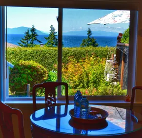 Two bedroom legal suite with mountain & ocean view - Image 3