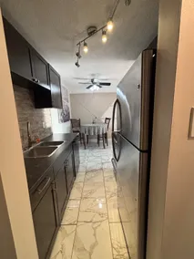 Renovated Quiet West Apartment - Image 5