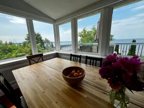 Welcoming Waterfront Cottage - Image 4