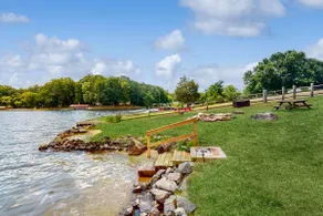 3BR lakefront with kayak, paddle boards & canoe - Image 5