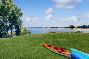 3BR lakefront with kayak, paddle boards & canoe - Image 2