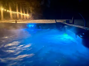 Modern Retreat-waterfalls, hottub, king bed, CU - Image 3