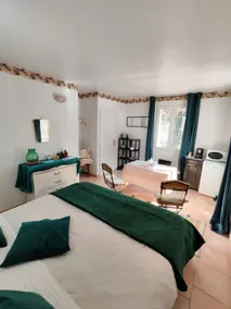 Quiet, private floor – 2 bedrooms & bathroom - Image 2