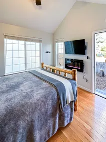 Cozy Queen, Private Bathroom and Entryway - Image 5