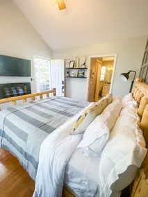 Cozy Queen, Private Bathroom and Entryway - Image 4